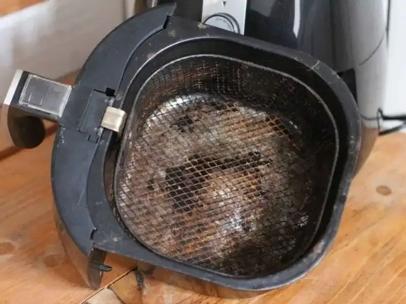 Cesto da air fryer soltando teflon