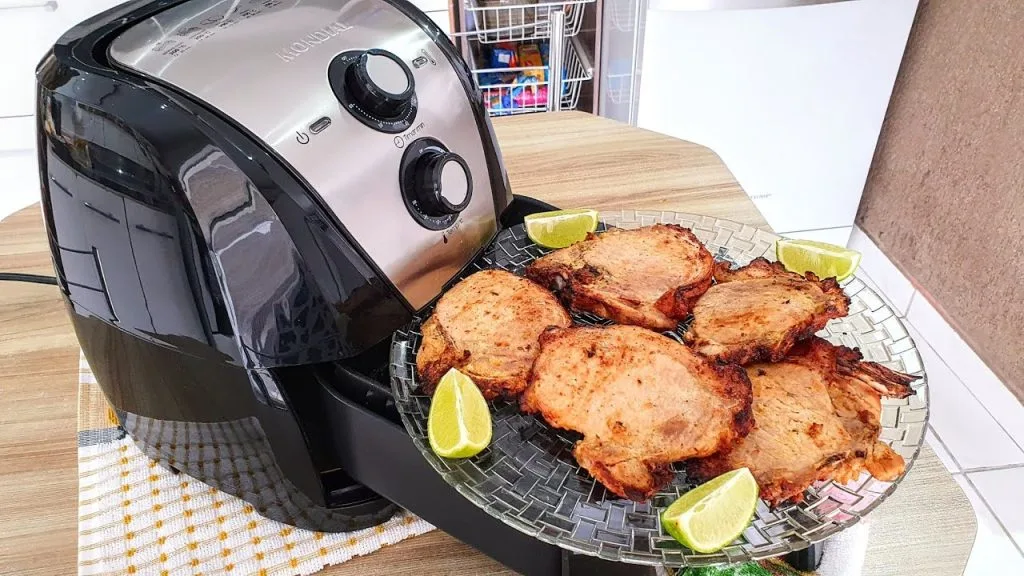 Bisteca feita na Air Fryer servida com fatias de limão