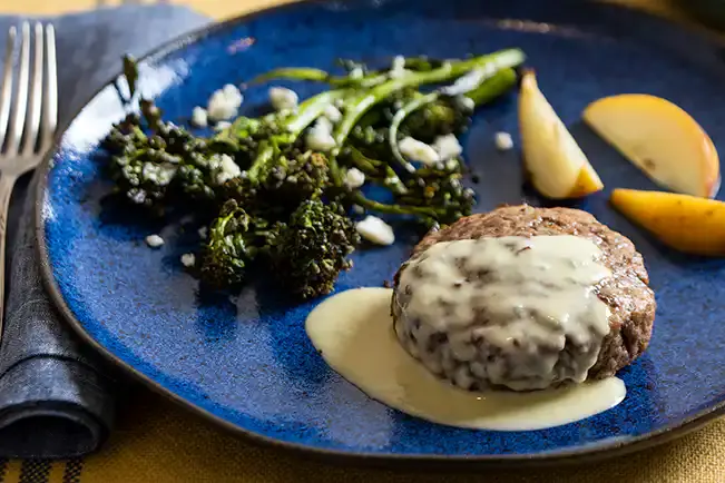 Hambúrguer de Carne com Brócolis Assado e Molho de Gorgonzola