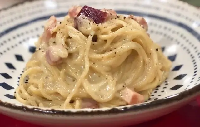 Massa Carbonara com Natas: Uma Variação Cremosa de um Clássico Italiano