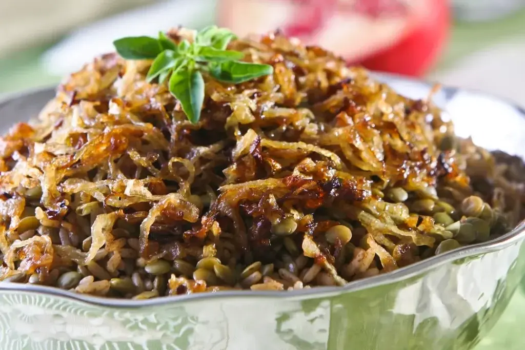 Arroz com Lentilhas e Cebolas Douradas em uma travessa prateada