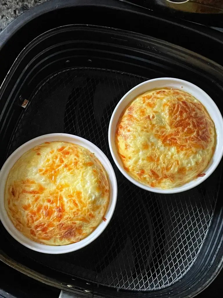 duas quiches Lorraine em um cesto de Air Fryer