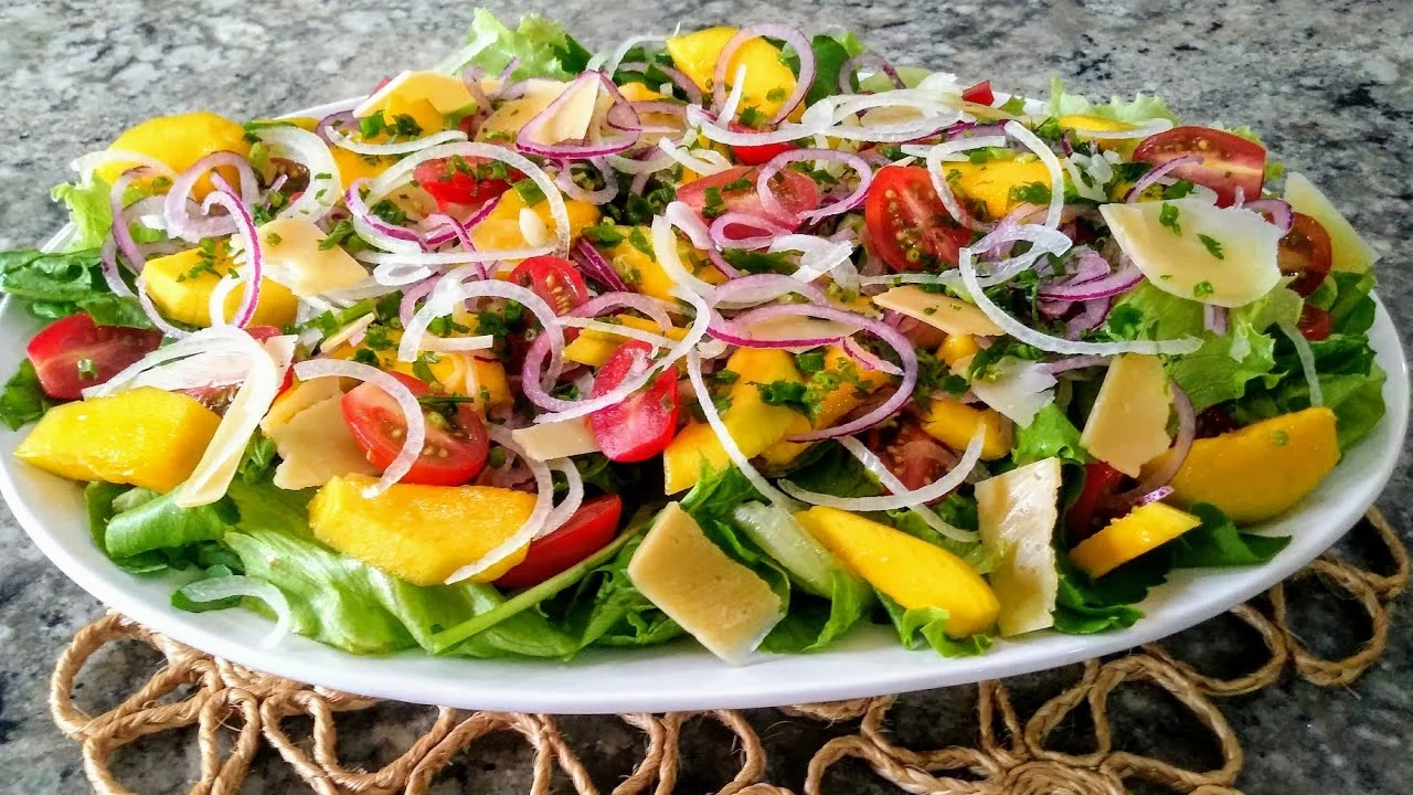 salada tropical natalina sobre um descanso de panela em uma mesa marmorizada