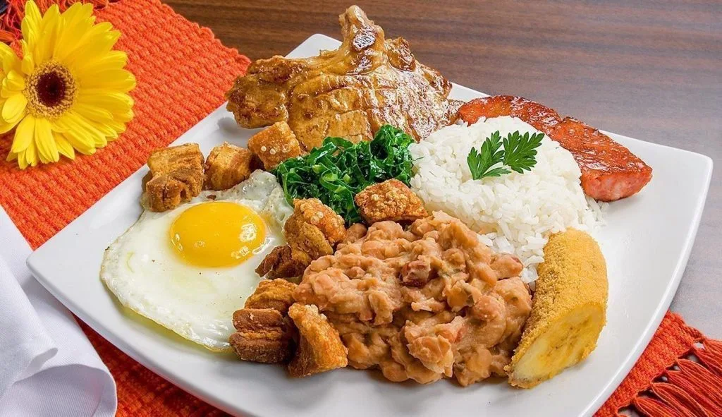 prato com virado, bisteca, ovo, arroz, banana,e couve