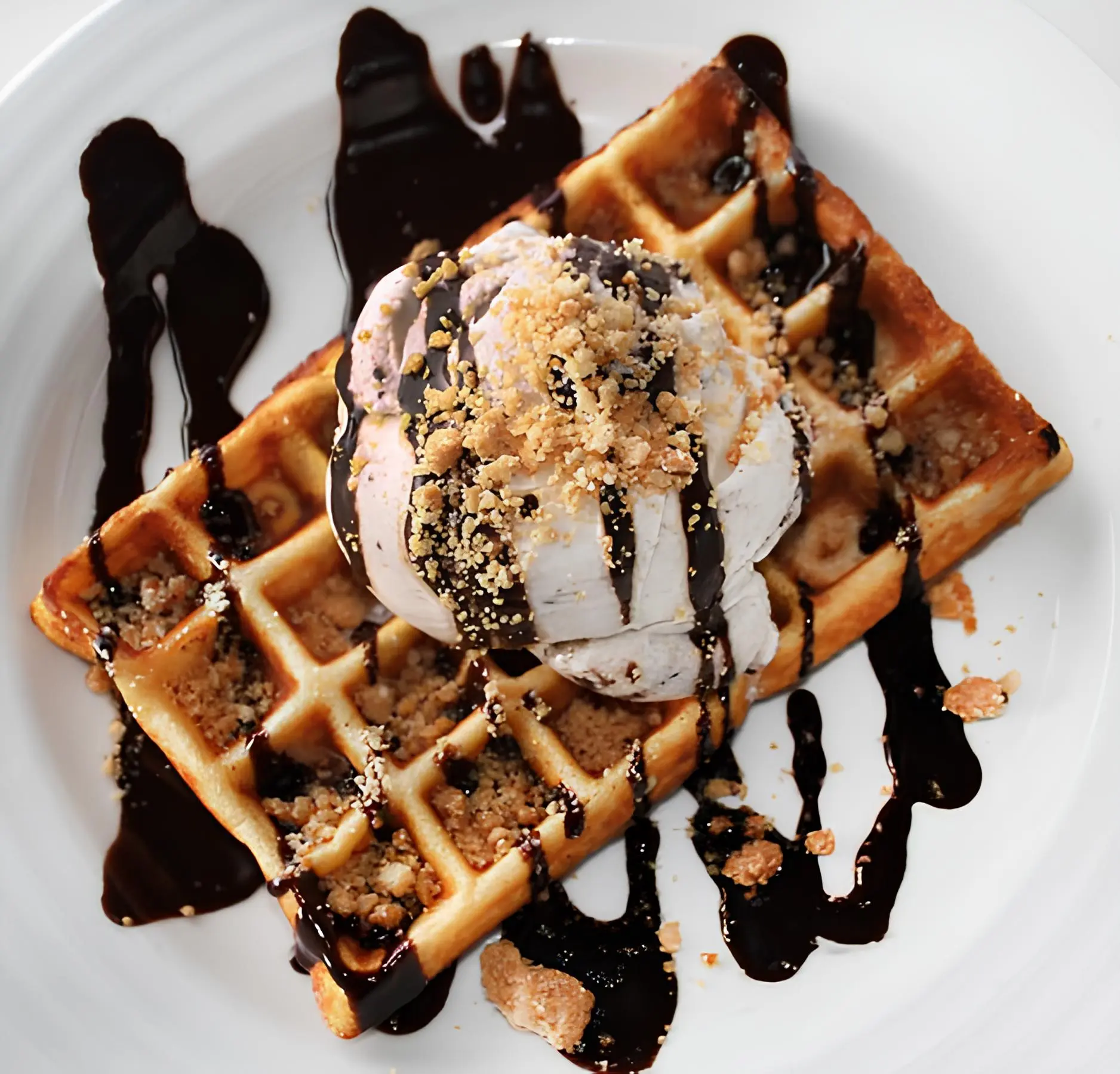 waffle-com-gelado-e-com-chocolate