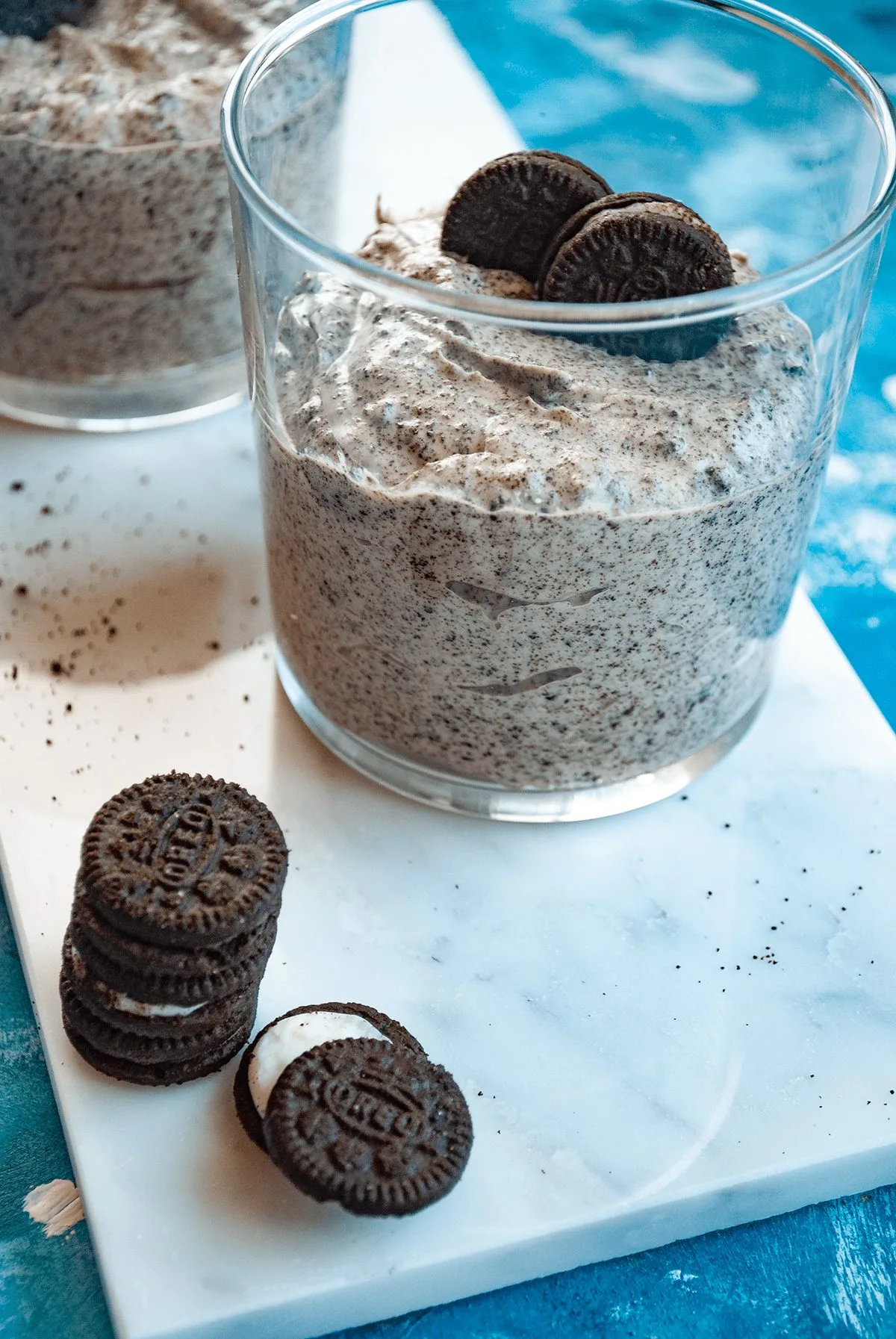 mousse de oreo em copos sobre uma tabua de corte