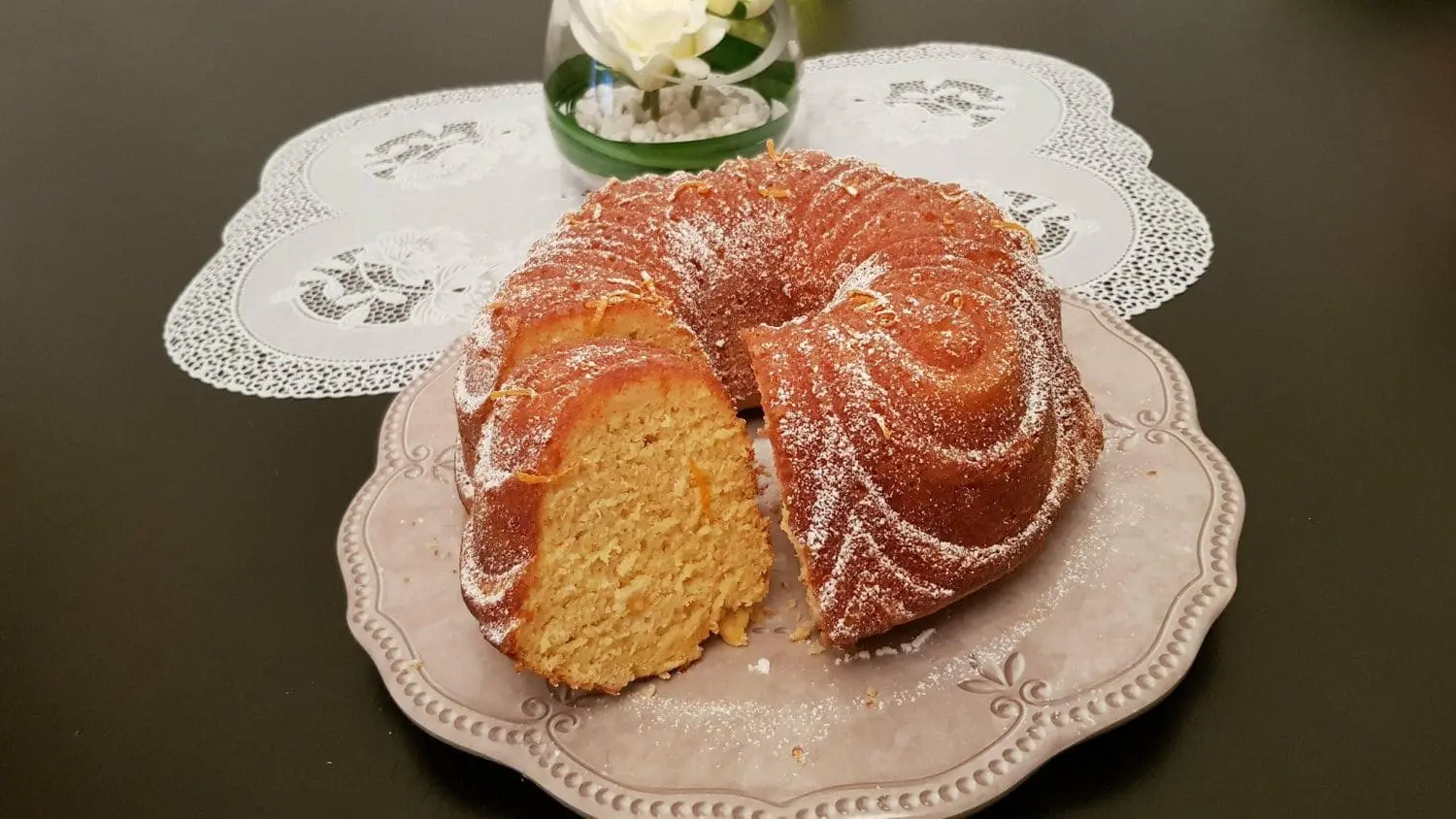 bolo de laranja em um prato sobre uma mesa