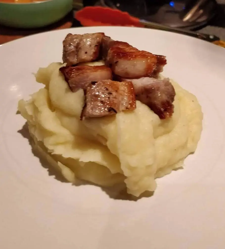 purê de batata na bimby em um prato com bacon por cima