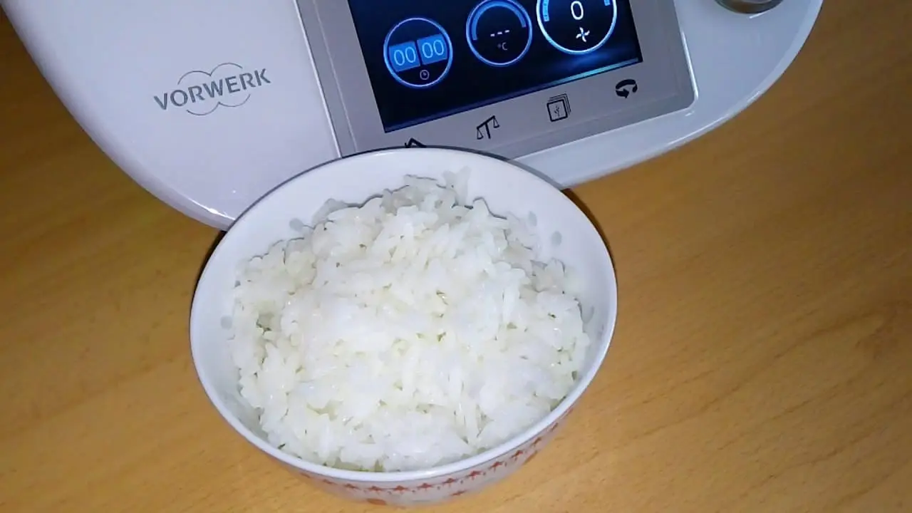 arroz em uma cumbuca na cor branca com uma bimby ao fundo