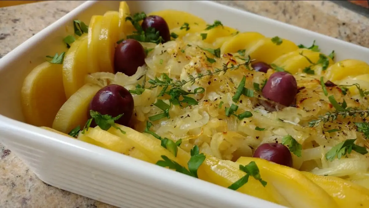 Bacalhau no Forno com Batatas às Rodelas: Uma Tradição Deliciosa