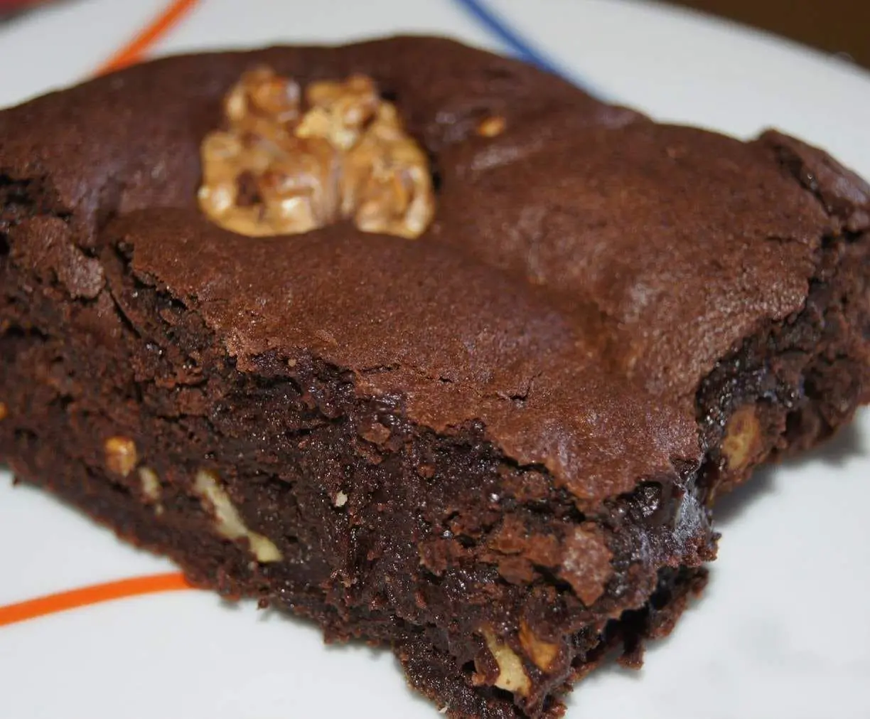 brownie em um prato branco com riscos