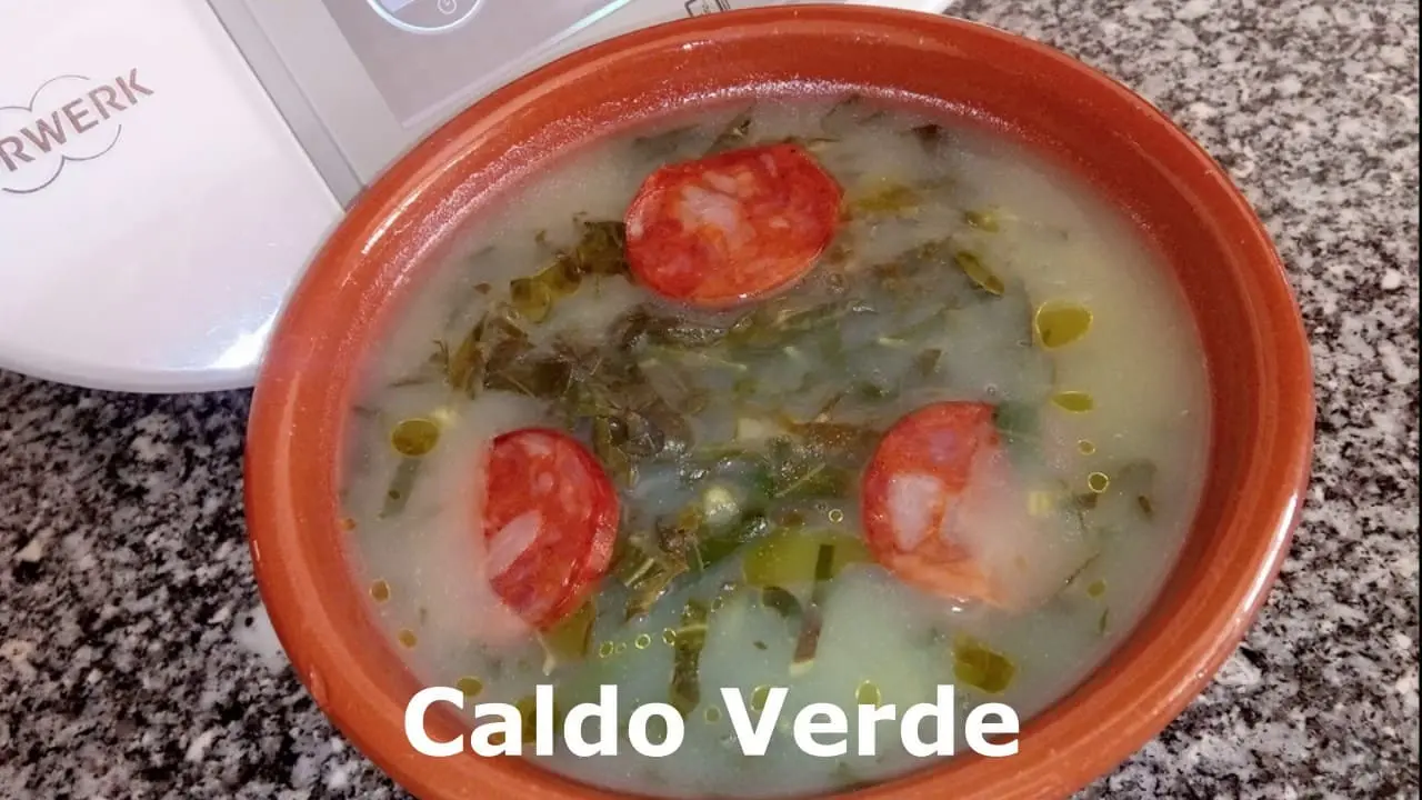 caldo verde em uma cumbuca marrom com uma bimby ao fundo