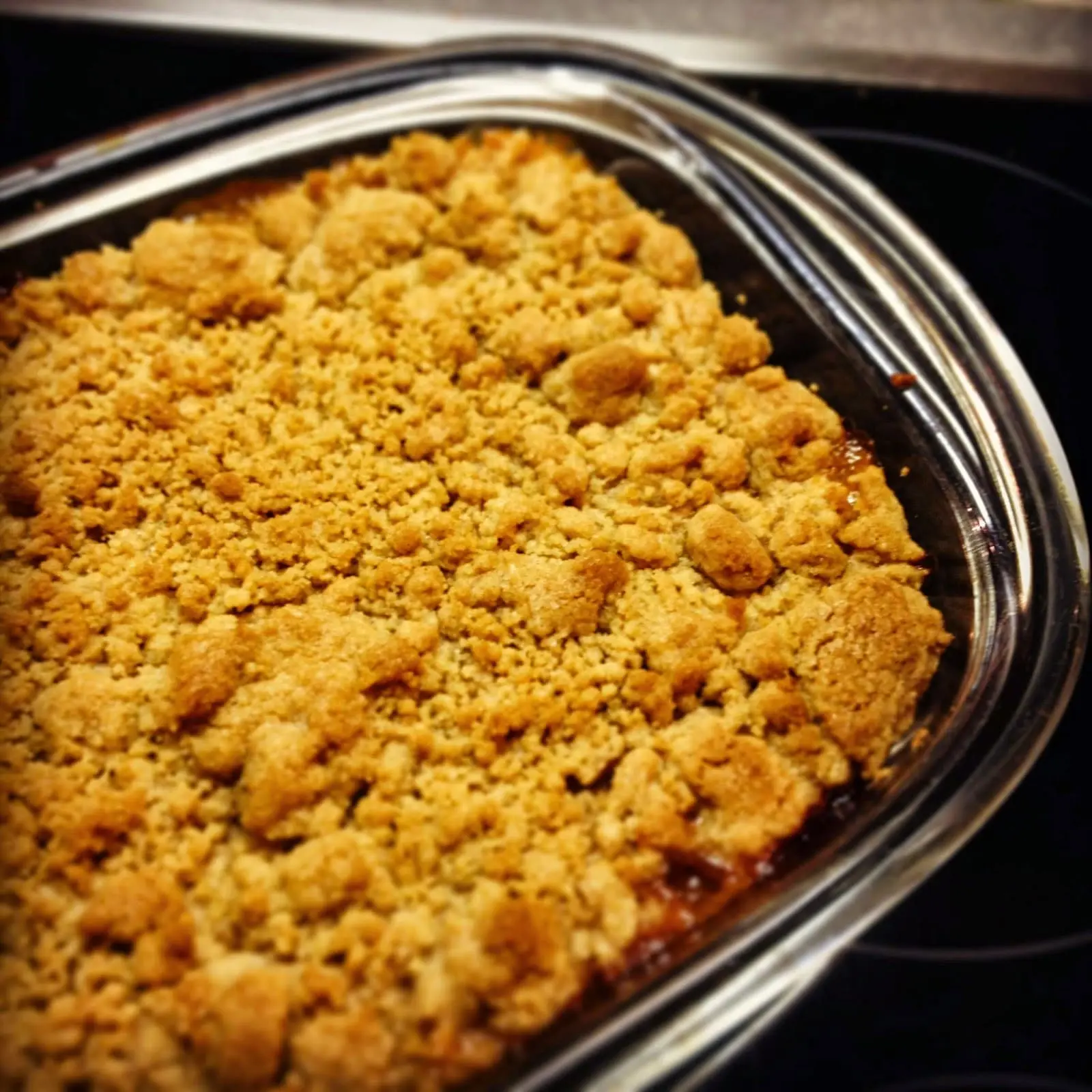 crumble de maça em uma forma de inox