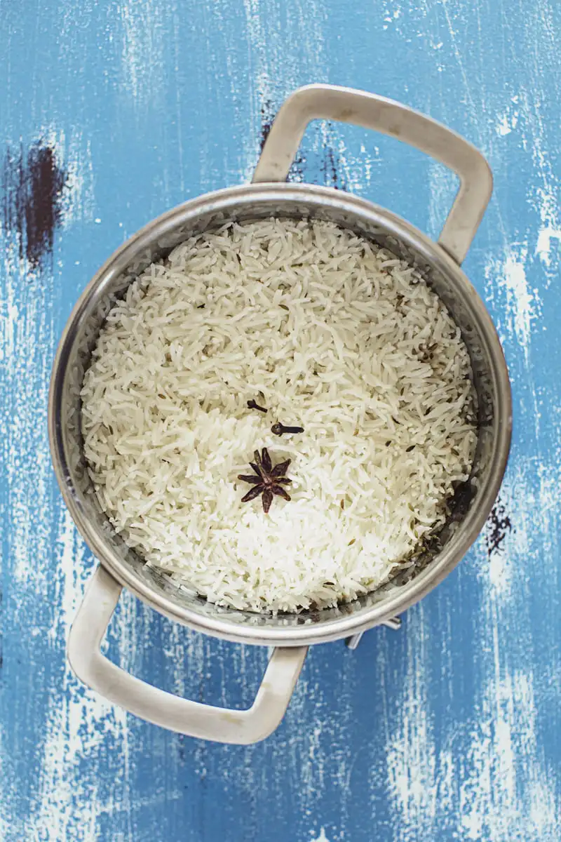 Arroz basmati em uma panela.