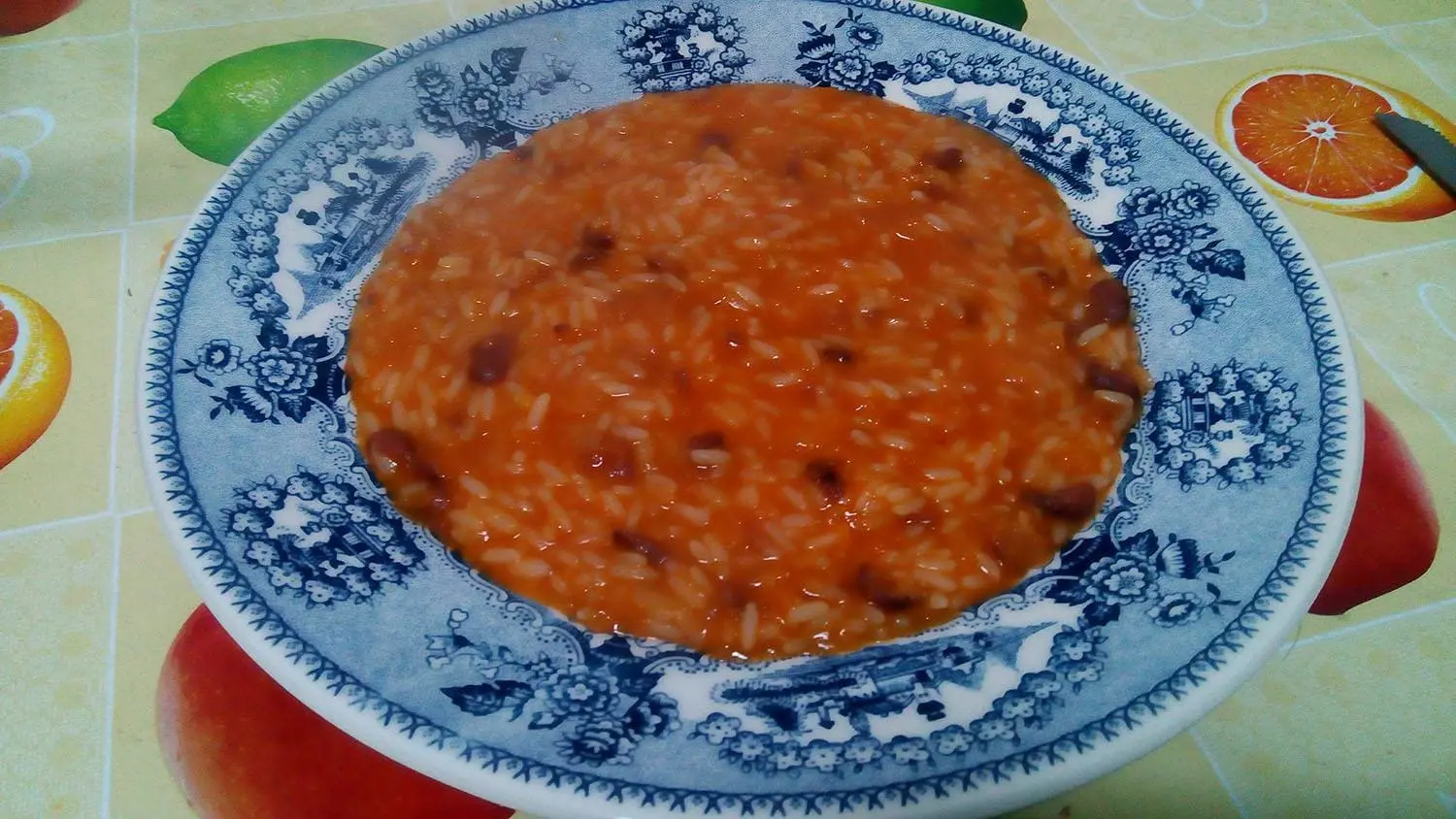 Arroz de Feijão em um prato Branco decorado com azul