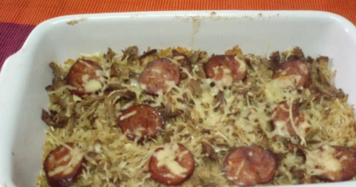 Arroz de pato em uma travessa retangular