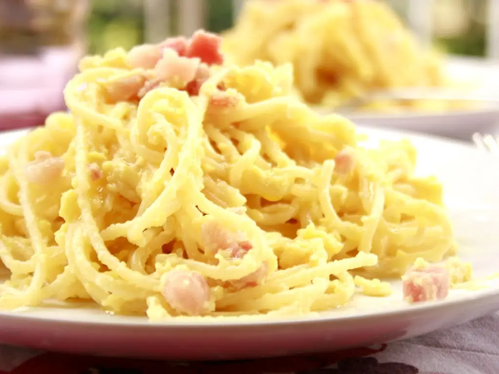 um prato de esparguete á carbonara