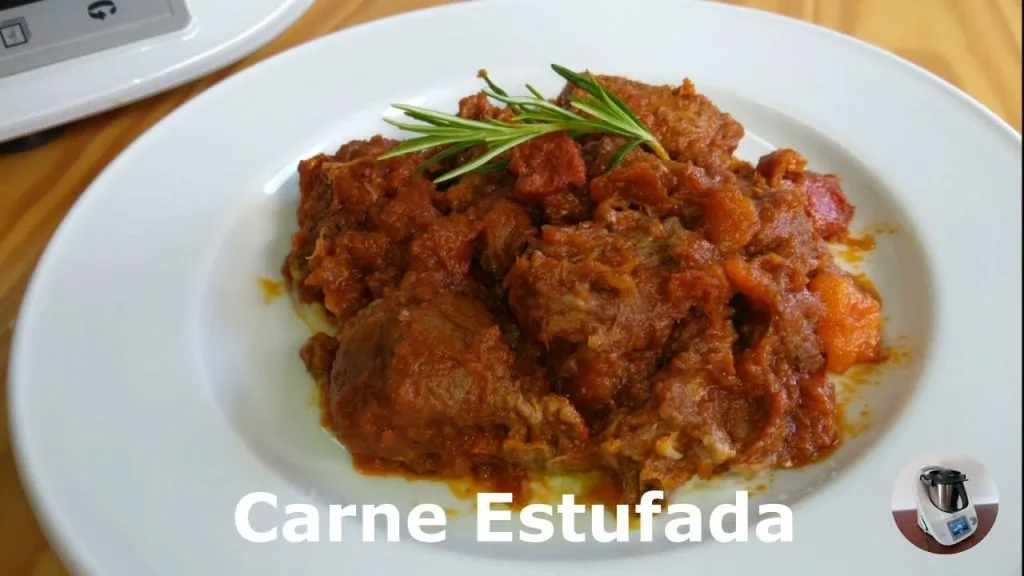 carne estufada em um prato branco com uma bimby ao fundo