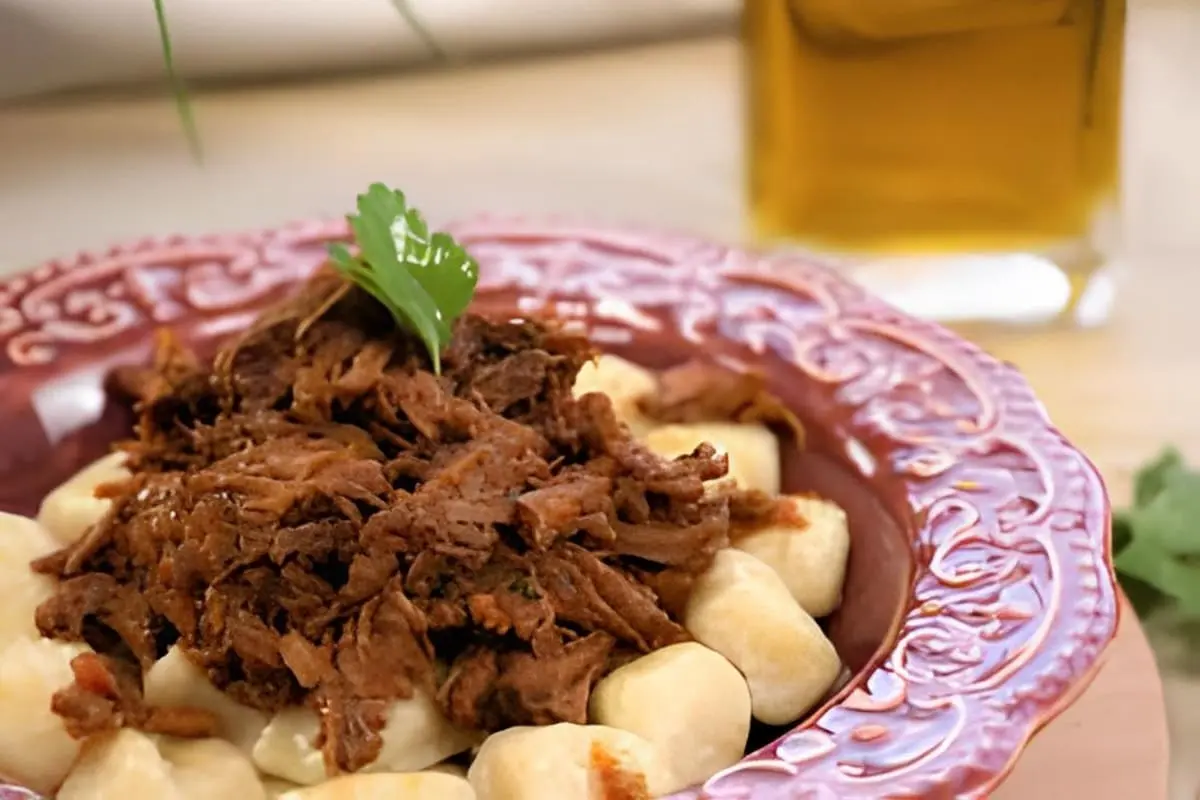 gnocchi com ragu de carne