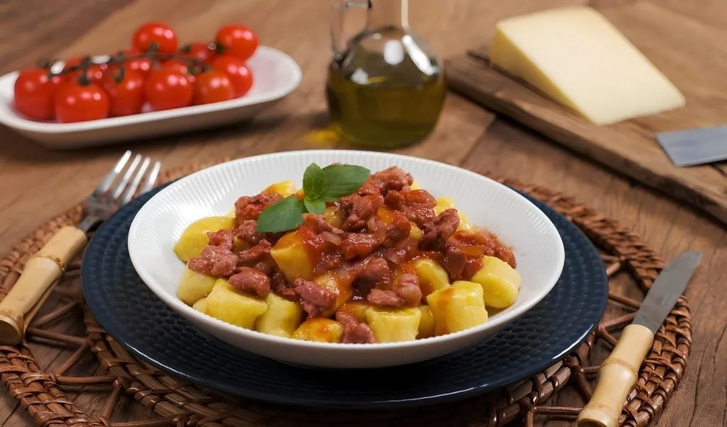 gnocchi-com-ragu-de-linguica