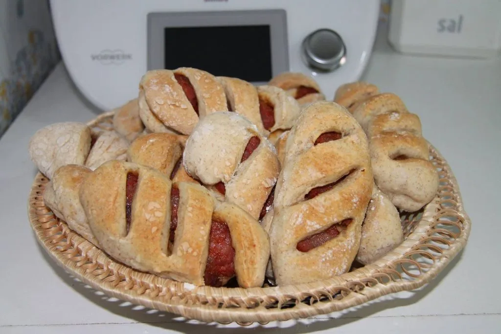 Pães com Chouriço em uma travessa, com uma bimby ao fundo
