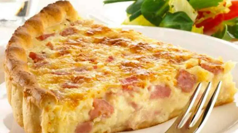 fatia de quiche em um prato branco