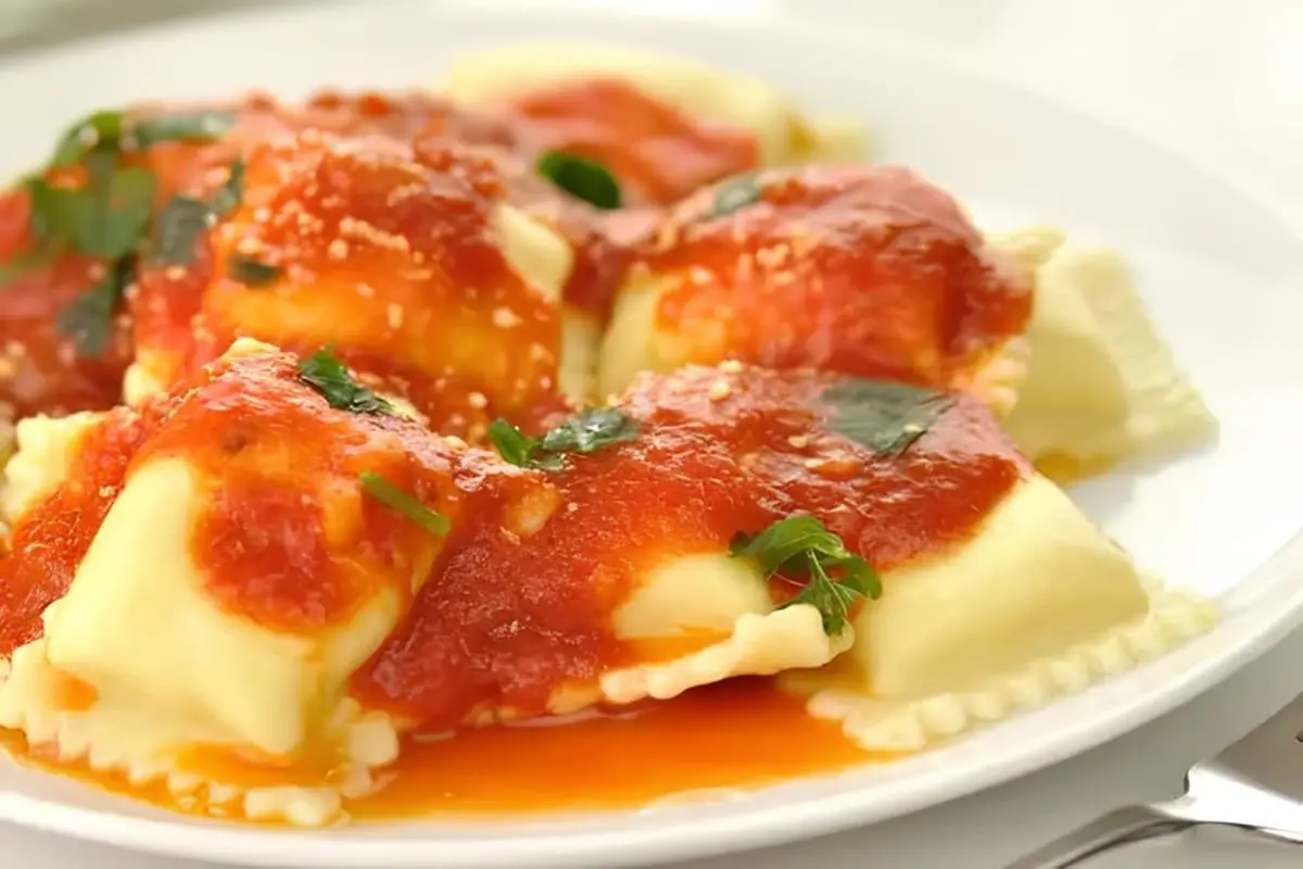 ravioli ao molho de tomate