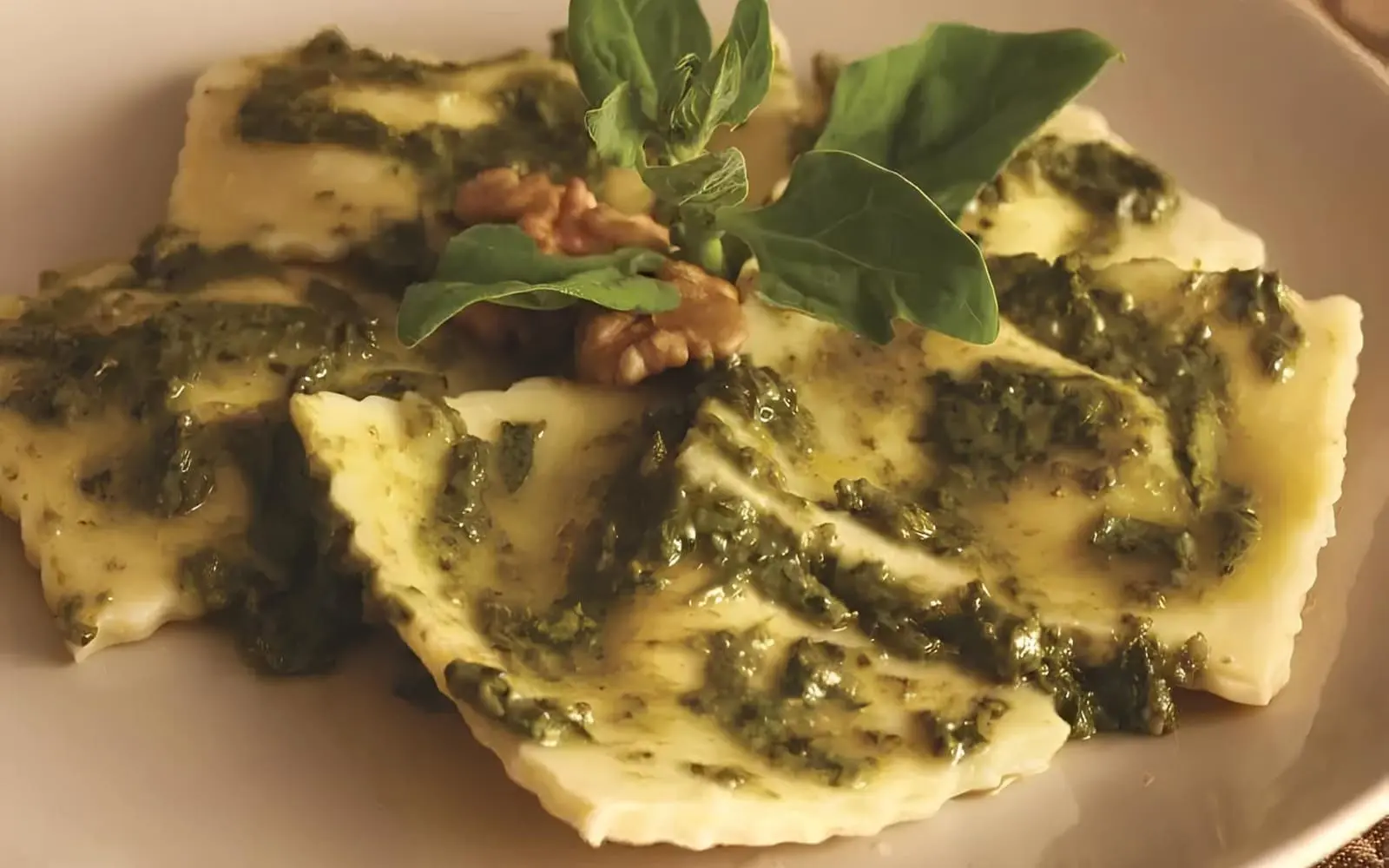 ravioli-de-ricota-e-nozes-com-pesto-de-espinafre