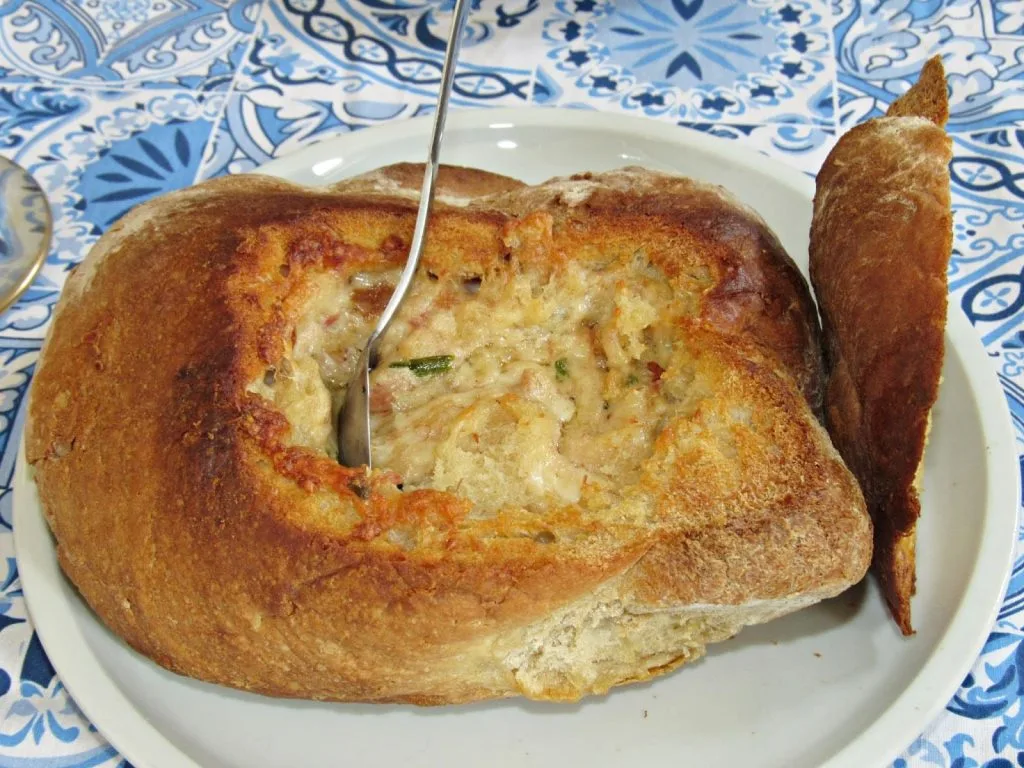 pão recheado sobre um prato branco 