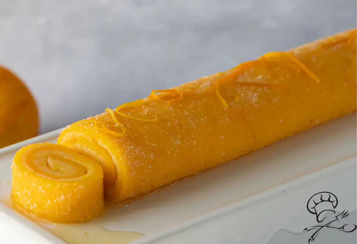 torta de laranja sobre um prato retangular na cor branca