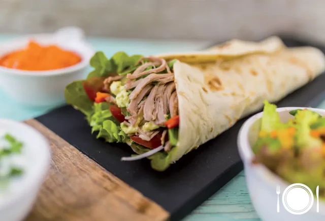 Wrap de Carne de Porco com Molho Hoisin e Pepino: Uma Viagem de Sabores!