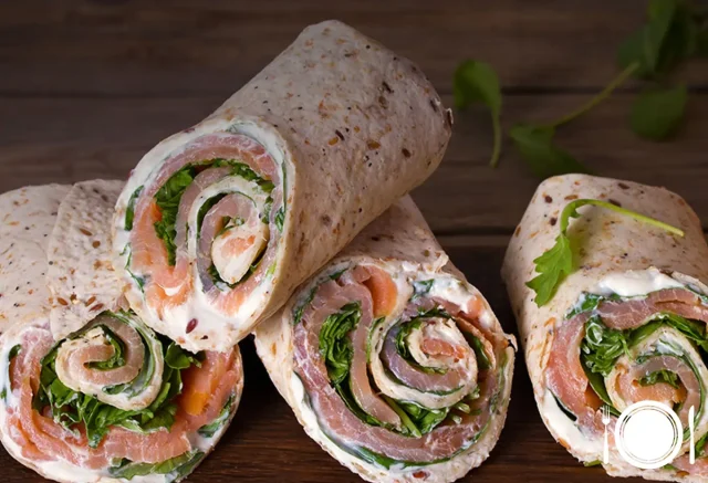 Wrap de Salmão com Espinafre e Molho Tártaro: Uma Opção Leve e Saborosa