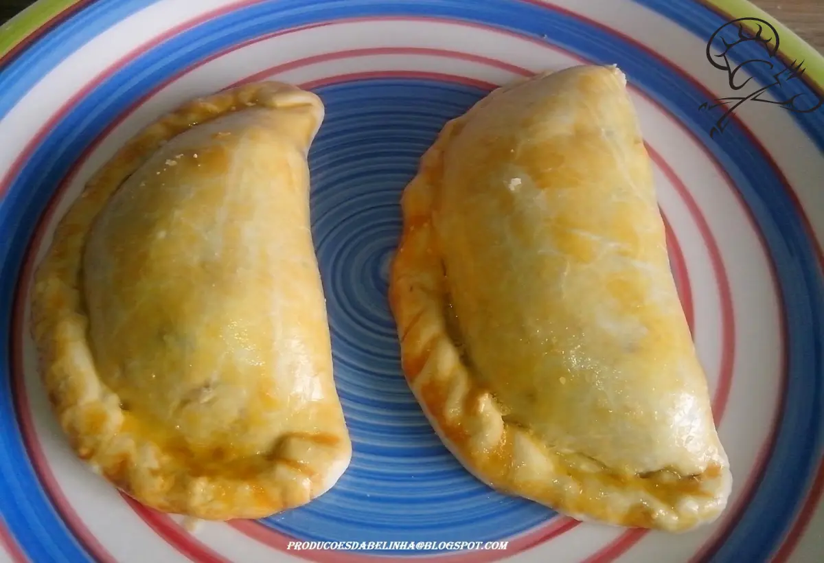 duas empanadas em um prato nas cores azul, vermelho e branco