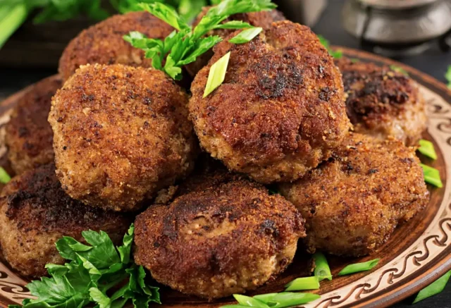 Bolinho de Carne Moída com creme de Cebola