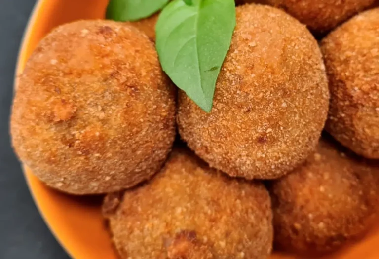 bolinho de carne moída dentro de uma cumbuca laranja