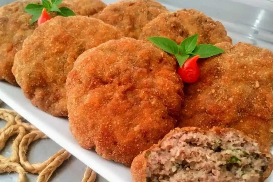 bolinho de carne moída dentro de uma travessa branca acompanhado de pimenta biquinho