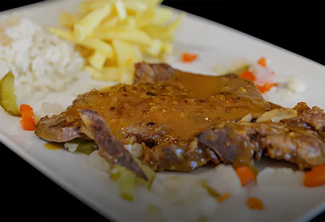 Delícias Tradicionais: Receita de Costeletas de Porco em Vinha d’Alhos para Saborear e Encantar