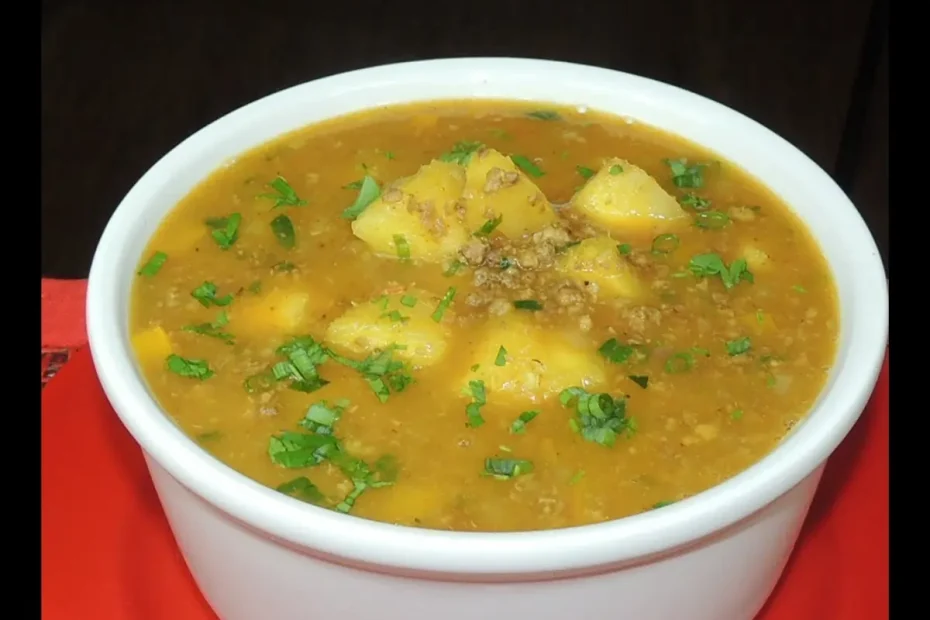 sopa de mandioca em uma cumbuca na cor branca