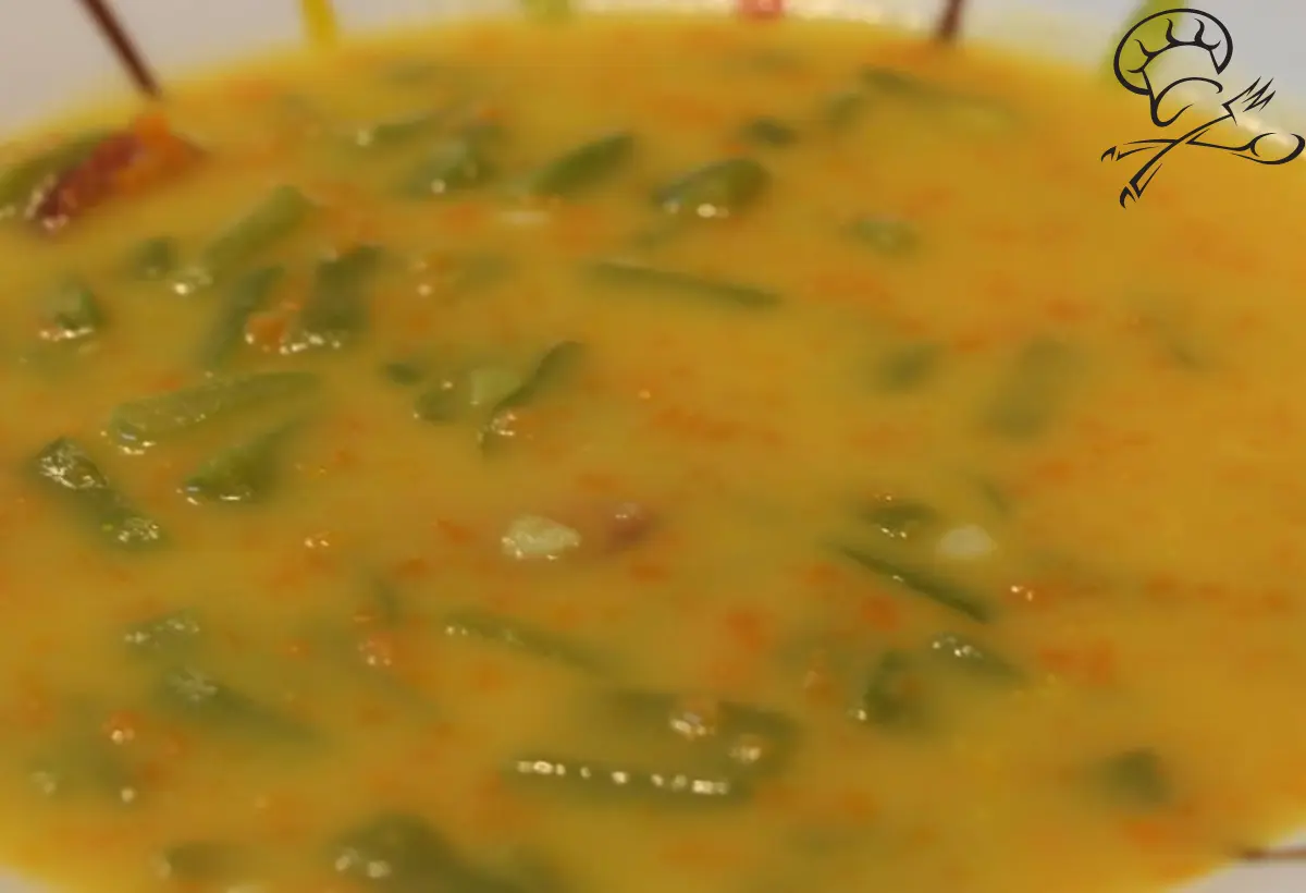 sopa de feijão verde em um prato branco