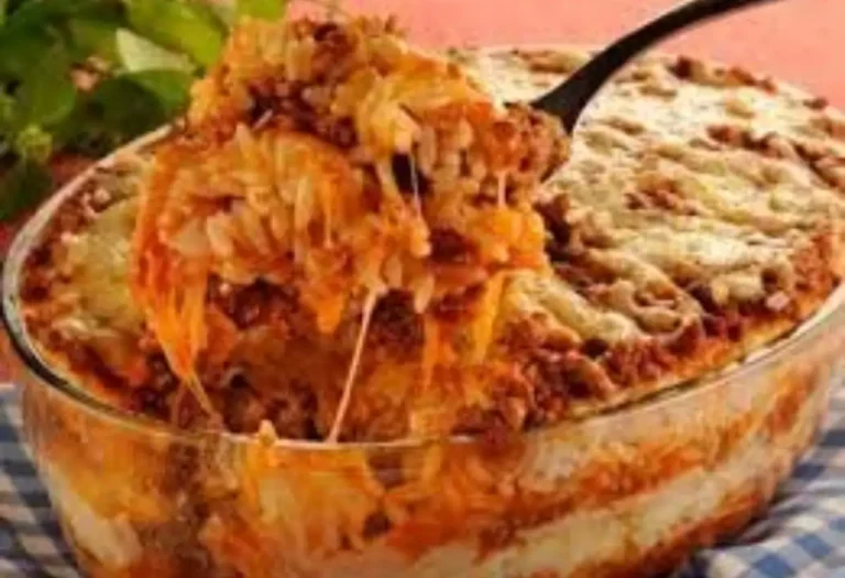 Arroz de forno com carne moída em uma refratário