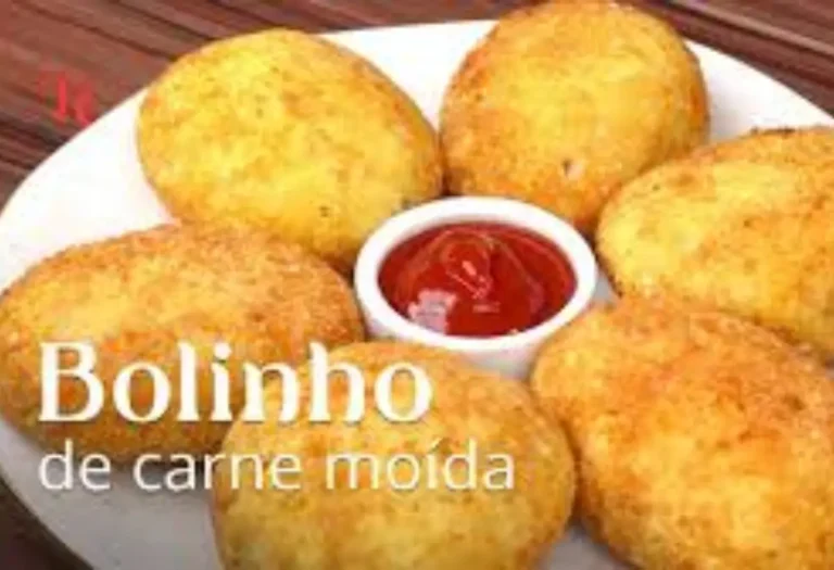 seis bolinhos de carne moída no meio uma vasilha com ketchup