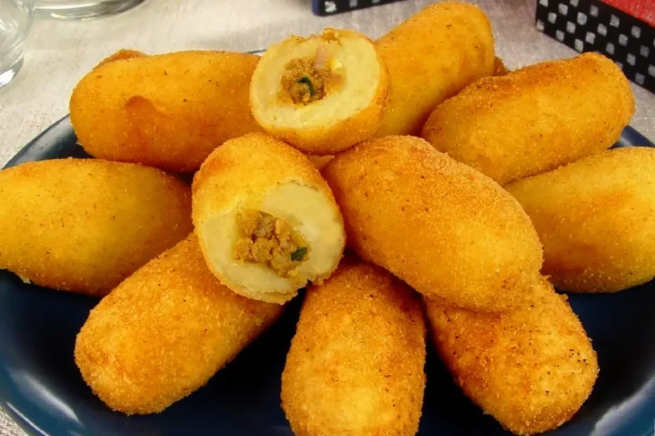 croquetes em um prato na cor preto