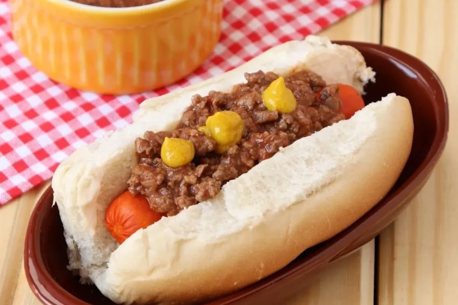 cachorro quente ja pronto sobre uma toalha quadriculado vermelho e branco