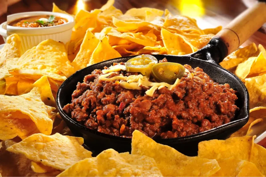 nachos em uma travessa com carne moida no meio