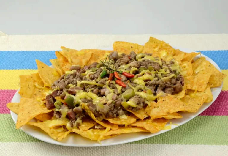 nachos em uma travessa com carne moida no meio