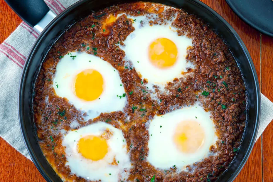 Carne moida com ovos em uma frigideira redonda