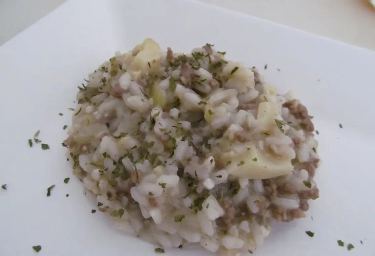 risoto em um prato branco