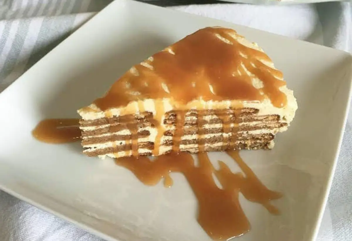 Bolo de Bolacha com Natas e Caramelo: Uma Doce Tradição que Encanta Paladares