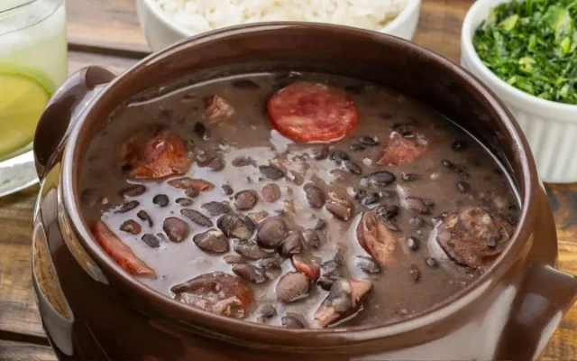 Feijoada Simples: Tradição e Sabor Sem Complicações