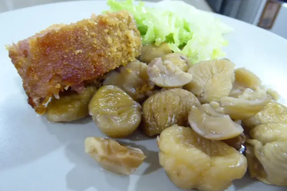 uma fatia de rolo de carne recheado com castanha em torno castanhas